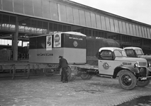 803489 Afbeelding van een vrachtauto van Van Gend & Loos met een autolaadkist bij de goederenloods te Nijmegen.